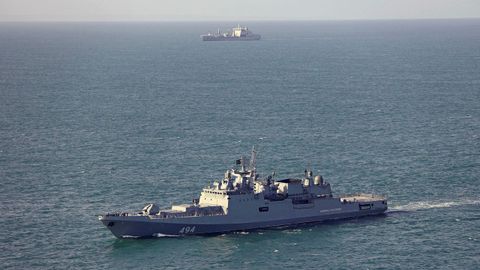 Imagen de archivo de buques de la armada brit�nica siguiendo a la fratata rusa Admiral Grigorovich