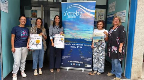 La concejala Carmen P&eacute;rez y la alcaldesa, Mar&iacute;a Sampedro, participaron en la presentaci&oacute;n del certamen junto a personal de A Creba
