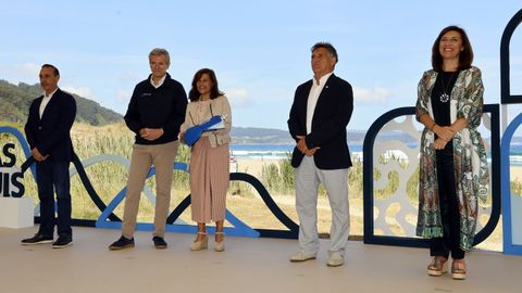 La regidora de Viveiro, Mari�a Gueimunde, con la bandera azul que se izar� en Area
