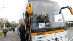 Desde el pasado octubre los vecinos de Barbanza que trabajan en los hospitales de Santiago disponen de un bus para llegar a la capital gallega