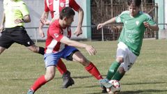 Dani Celeiro intenta arrebatar el bal�n a Sasha en un lance del Xove Lago 0-0 Foz.