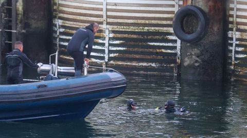 Rescatan el cuerpo sin vida de un hombre que se hab�a precipitado al mar en su coche en el puerto de Vilanova