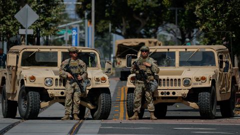 Miembros de la Guardia Nacional desplegada en Los Ángeles.