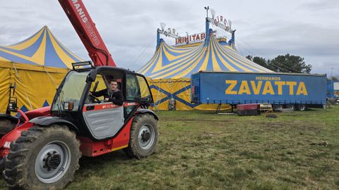 Aris Zavatta trabajaba el domingo por la mañana en el montaje del circo, que debuta el jueves en Ferrol.