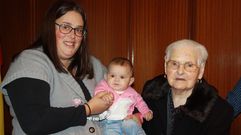 Daniela, en brazos de su madre, es la vecina m�s joven de R�o. Isolina es la de mayor edad