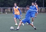 Kevin Presa, con el balón, durante un entrenamiento granate en A Xunqueira. 
