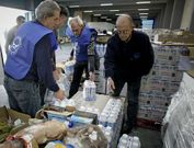 El banco de alimentos ya gast� en junio 1.800 euros para comprar leche que luego reparti�. 