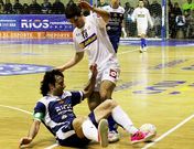 Nano Modrego se tira a los pies de Iago Rodr�guez en un lance del choque de ayer.