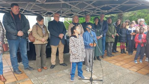 Alumnos de los centros educativos locales participaron en el acto pronunciando palabras simblicas