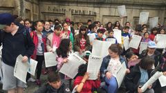 Escolares, en un encuentro del 2016, con una reproducci�n del Adiante Semanario ante la pintada que lo anunciaba, en 1933, en la fachada del monasterio de Celanova.