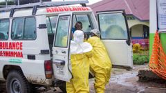 Trabajadores sanitarios congole�os reciben a un paciente de �bola
