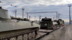 del Ministerio de Defensa de Rusia muestra los veh�culos de combate blindados rusos cargados en los vagones de carga del ferrocarril en Bakhchysarai, Crimea.
