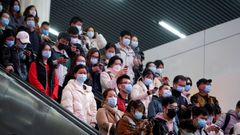 Escena cotidiana de una estaci�n de metro en China donde los contagios siguen en aumento