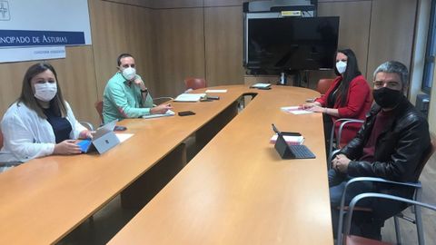 la consejera de Educacin, Lydia Espina, y el director general de Personal Docente, Miguel Sariego, conversan con el secretario general de Enseanza de CCOO, Borja Llorente, y Ana Canal.