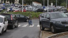 Los veh�culos ocupan aceras, rotondas y zonas verdes en el Cl�nico ante la falta de aparcamiento.