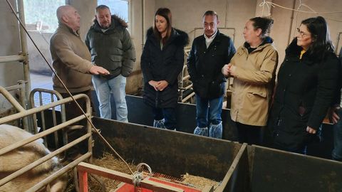 Los hermanos Jos&eacute; &Aacute;ngel y Shaila Garc&iacute;a, con la conselleira, el alcalde y la concelleira de Medio Rural