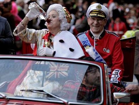 Grandes aplausos se llev� la reina de Inglaterra (izda.) y los locos a�os sesenta, segundo premio (dcha.)