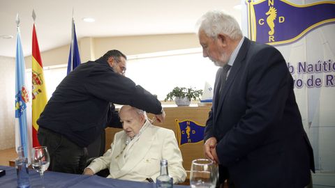 El presidente de la Real Federacin de Vela Gallega, Manuel Villaverde, impone a Ramiro Carregal la medalla de oro de la Federacin 