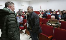 Manuel Canosa y Pepe Mira conversan con el auditorio al fondo durante la reuni�n de Cee. 