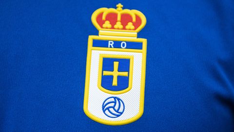 Escudo del Real Oviedo en la nueva camiseta