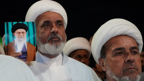 Un grupo de chi�es iraqu�s muestran una foto de Jamenei en Basora