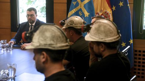 El presidente del Principado, Adri�n Barb�n, durante la reuni�n mantenida con los mineros de Mina Miura