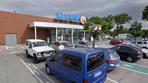 Imagen del supermercado de Tr�bes (Francia) donde se ha atrincherado un hombre