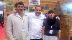 Miguel Pernas (izquierda) y Mar�a Rebeca Y��ez, junto al hostelero eum�s Antonio D�az, uno de sus principales clientes