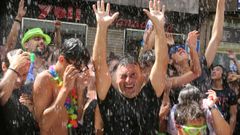Imagen de archivo de varias personas en la celebracin de la Festa da Auga de Vilagarca.
