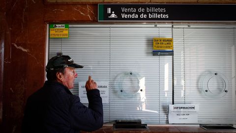 Taquilla ya cerrada en la estacion de O Carballi�o