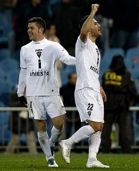 David A��n -a la derecha- celebra la victoria del Albacete frente al Atl�tico en la Copa.
