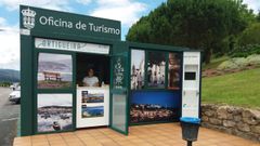 En la oficina de turismo de Ortigueira instalaron un mostrador en la puerta para mejorar la seguridad frente al covid-19