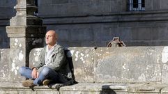 Un turista disfrutando del sol en la plaza del Obradoiro. 