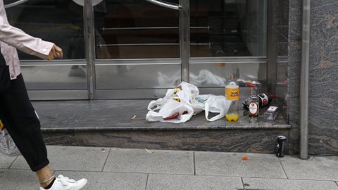Imagen de restos del botell�n en la puerta de un edificio del Ensanche compostelano