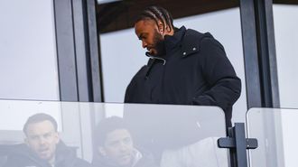 Sterling, en la grada durante el partido entre el Feyenoord y el Go Ahead Eagles.