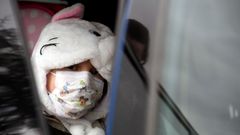 Un ni�a con m�scarilla protectora en el HUCA