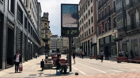 Un termmetro marca 32 grados en el centro de Oviedo, en una jornada marcada por el calor.Un termmetro marca 32 grados en el centro de Oviedo, en una jornada marcada por el calor