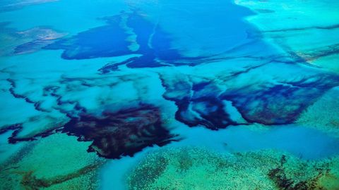 Fotografa area que demuestra el derrame de petrleo proveniente del barco varado en las costas de Mauricio