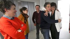 Carme da Silva recibe este martes el abrazo del alcalde, Fern�ndez Lores, en presencia de los tambi�n concejales Eva Vilaverde, Anabel Gul�as y Raimundo Gonz�lez Carballo
