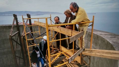 Jos Antonio Ordez con Pilar Belzunce y Chillida, durante la construccin del Elogio