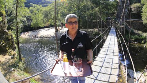 Manuela Carrn regenta el nico bar que hay en la zona