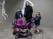 Iria cr�a a sus hijos con un solo sueldo, el de su marido, y se pasa el d�a haciendo cuentas. 