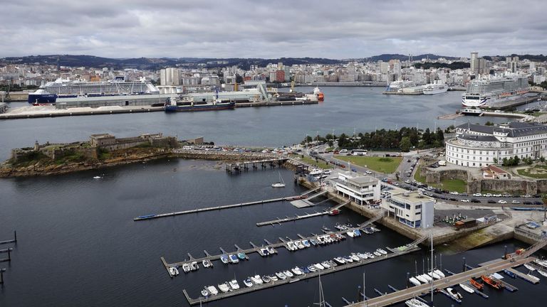 Vista panor&aacute;mica del borde litoral, con el muelle Centenario, el de las &Aacute;nimas y el Castillo de San Ant&oacute;n en primer plano, el d&iacute;a en que el puerto recibi&oacute; una cu&aacute;druple escala de cruceros.