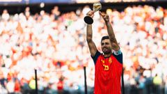 Rodri muestra el trofeo que lo acredita como bal�n de oro del Mundial 2026.