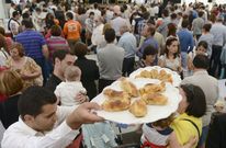 La degustaci�n bajo carpa -en la foto- se sustituir� por una al aire libre en la Praza do Mercado. 