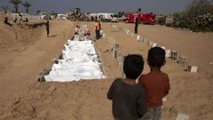 Entierro de cadveres de palestinos devueltos por Israel en Gaza.