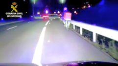 El ciclista escoltado por la Guardia Civil en la AP-9 en Pontevedra