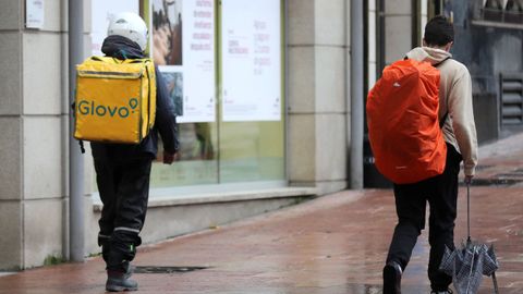 Un repartidor trabaja en el centro de Oviedo