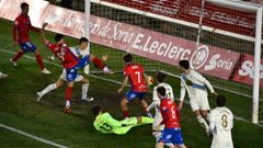 Jony, del Numancia, durante una acci�n del encuentro ante el Fabril.