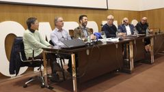 De izquierda a derecha: la concejala Milagros Lantes, Manuel Loureiro, Javier Fern�ndez, Carlos Puga, Isidro Varela (presidente de Axober) y el edil Xos� Regueira. Todos ellos participaron ayer, en el F�rum, en la jornada Axober Work Party, que gir� en torno a la reforma laboral